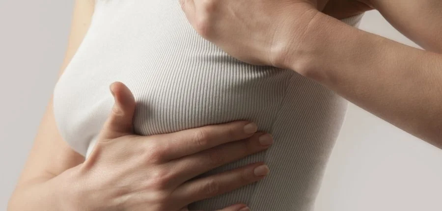 Masajes después del aumento de pecho: cómo hacerlos correctamente y por qué son importantes
