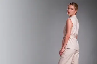 Mujer pensando ante un fondo rosa